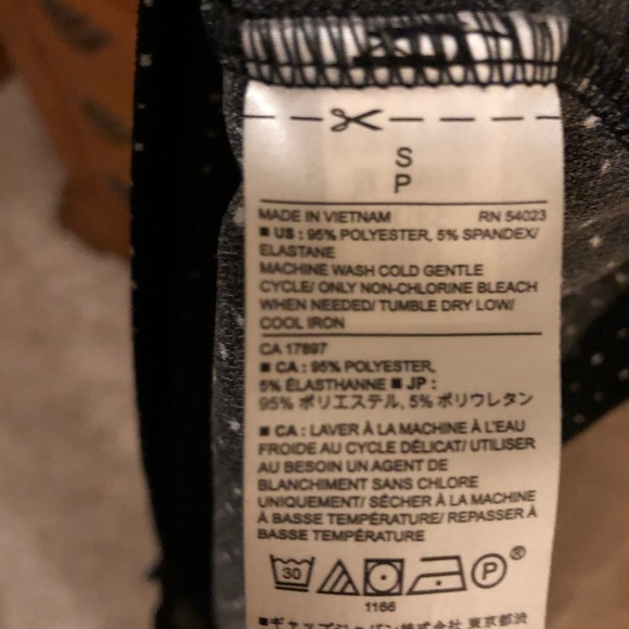 Black and White Sleeveless Blouse - Picture 5 of 5